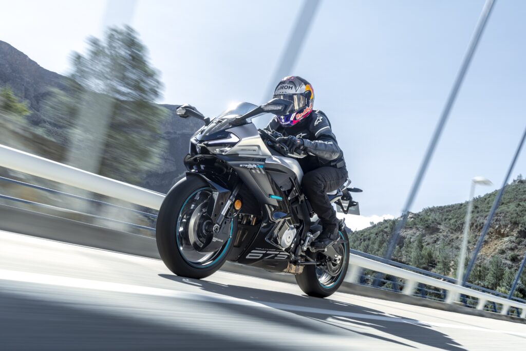 675SR-R_Nebula Black_Action_2